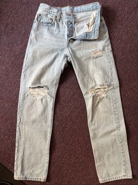 NWOT Distressed Light wash Levi’s 501’s